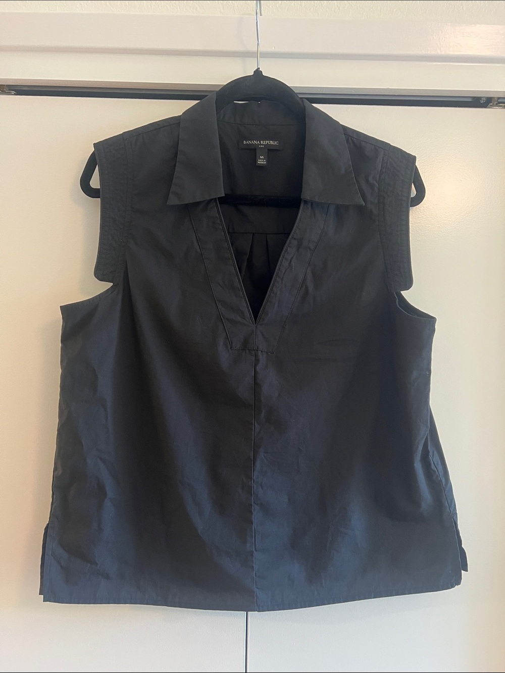 Banana Republic Black Sleeveless Collared V-Neck Shell Top